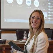 Sono una ragazza laureata in scienze della formazione primaria, faccio l’insegnante a scuola e do ripetizioni a bambini e ragazzi dai sei ai diciotto di tutte le materie.
Inoltre ho il C1 di inglese.